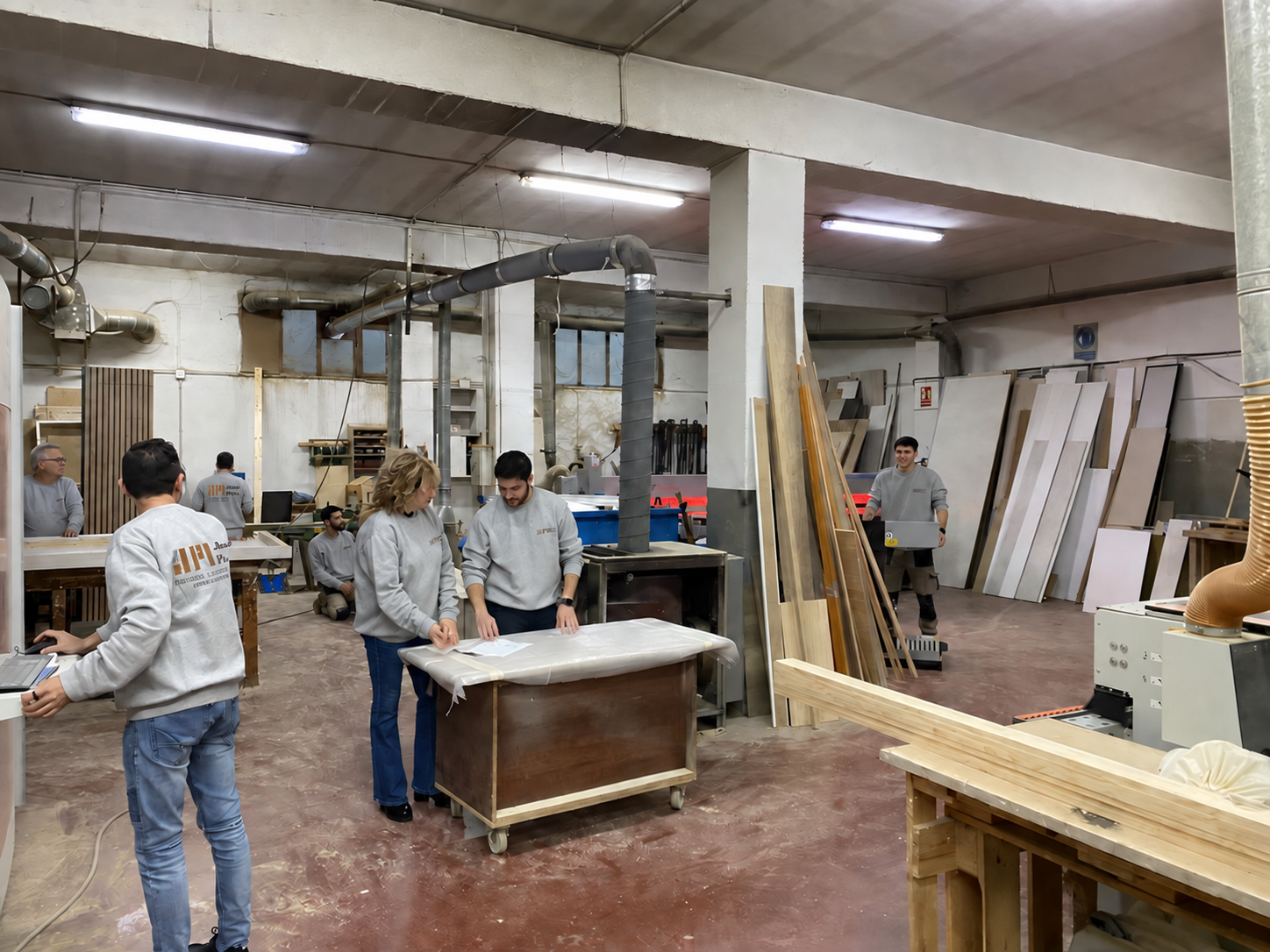 Equipo de Jesús Mora trabajando en el taller de carpintería