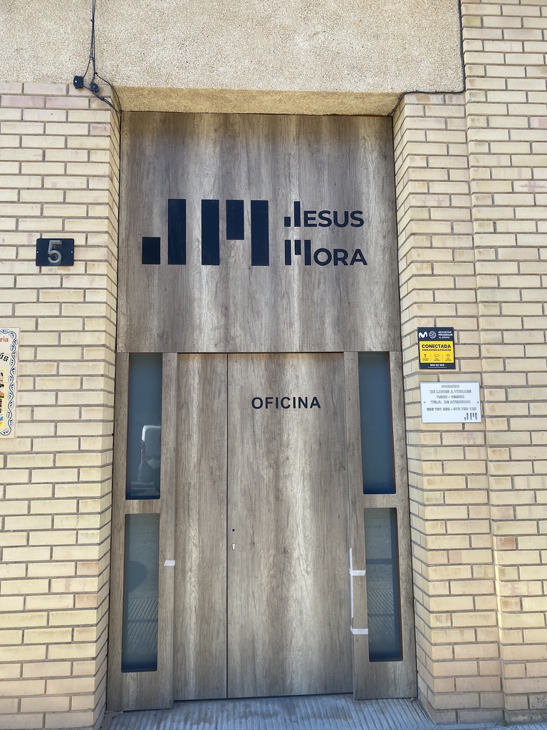 Entrada de la oficina de Jesús Mora en Torrefarrera