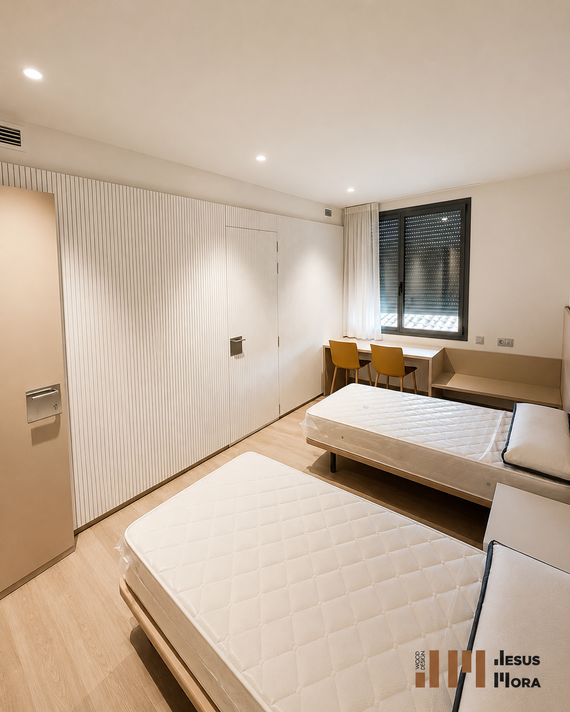 Dormitorio con panelado, escritorio, banco y puertas integradas