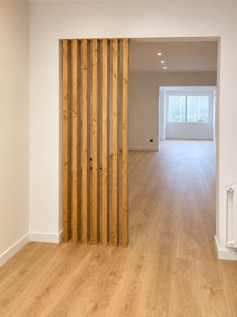 Parquet de madera junto a un separador de lamas